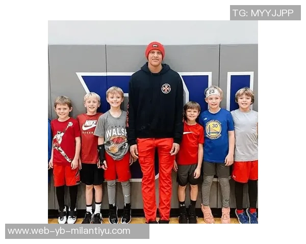 斯玛特称赞文班如同小孩般站在他身边期待他未来更大成就